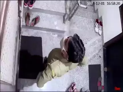 आजकल आदमी कैसा हो गया है बताइए जो लेडीज पानी पिला रही है उसके साथ लोग कैसा व्यवहार कर रहे है ये CCTV से पता चल जाएगा ।