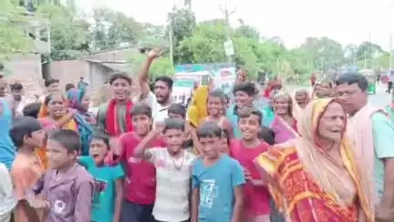 मोरवा: सारंगपुर पश्चिमी पंचायत के विक्रमपुर चौक पर पानी से वंचित लोगों ने किया सड़क जाम