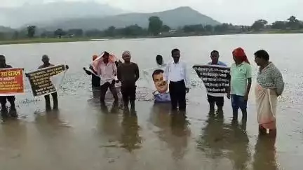 किसानों ने महात्मा गांधी का प्रिय भजन गाय, रघुपति राघव राजा राम, मामला टोरी चंदवा में फ्लाई ओवरब्रिज, जल सत्याग्रह 3 दिन