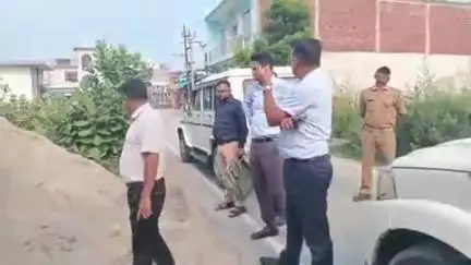 रुद्रपुर: रुद्रपुर के फाजलपुर महरौला में बने मकानों का एडीएम ने अधिकारियों के साथ किया निरीक्षण, दिए आवश्यक दिशा निर्देश