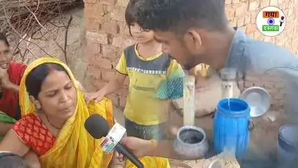 बांके बाजार, चांदपुर दो नल से 60 दलित समाज के घर, पिता है पानी, धोता है बर्तन, फिचता है कपड़ा देखिए महिला सब क्या बोली।