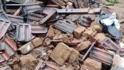 ഒറ്റപ്പാലം: പനമണ്ണയിൽ കനത്ത മഴയിൽ വീട് തകർന്ന് വീണു, 'ലൈഫി'ൽ അപേക്ഷ നൽകി കാത്തിരുന്ന കുടുംബം പ്രതിസന്ധിയിൽ