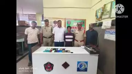 గుంతకల్లు: పట్టణంలోని రైల్వే స్టేషన్ లో సెల్ ఫోన్ల దొంగ అరెస్ట్, బెంగళూరు పోలీసులకు అప్పగించిన రైల్వే జీఆర్పీ, అర్పీఎఫ్ పోలీసులు