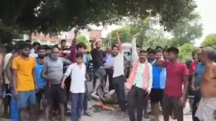 उचकागांव: अमठा भुवन गांव में 36 घंटे से बिजली गुल, ग्रामीणों ने मीरगंज-समउर मार्ग पर लगाया जाम