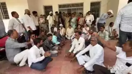 राजनांदगांव: जिले के डोंगरगढ़ पीडब्ल्यूडी कार्यालय का कांग्रेस कार्यकर्ताओं द्वारा किया गया घेराव