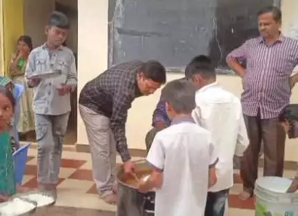మడకశిర మండలంలో జిల్లా పరిషత్ ప్రాథమికోన్నత పాఠశాల  తనిఖీ చేసిన ఎంఈఓ.