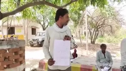 महोबा: पुरा गांव के ग्रामीणों ने जल संकट और पशुओं के लिए पानी की किल्लत को लेकर डीएम से तालाब खुदवाने की मांग की