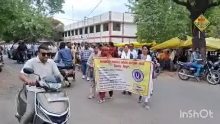 बैतूल नगर: मध्य प्रदेश पंचायत सचिव संयुक्त मोर्चा ने कलेक्टर को सौंपा ज्ञापन