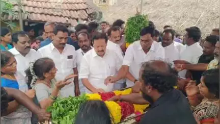 திருவெண்ணைநல்லூர்: தடுத்தாட்கொண்டூர் கிராமத்தில் திமுக நிர்வாகி மறைவிற்கு நேரில் சென்று அஞ்சலி செலுத்திய  முன்னாள் அமைச்சர்