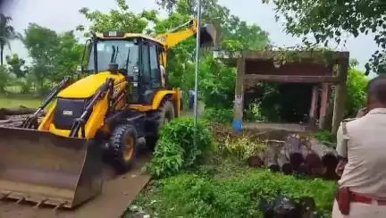 মথুরাপুর ২: আদালতের নির্দেশে শুরু হয়েছে বাবলাতলা এলাকায় অবৈধ বাড়ি উচ্ছেদের কাজ