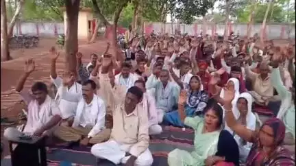 नौगढ़: दैनिक वेतन भोगी वन कर्मचारियों ने जय मोहिनी कार्यालय पर दिया धरना