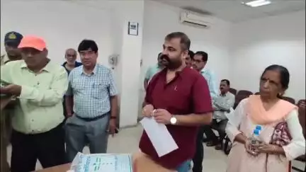 खुडैल: सूदखोर से परेशान परिवार ने अधिकारियों से लगाई गुहार, गिरवी सोना वापस दिलाने की मांग की, अधिकारी ने जाँच का आश्वासन दिया