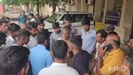 शाजापुर: खड़ी डोडिया के किसान ने जमीन से अवैध कब्जा हटवाने की मांग को लेकर कलेक्ट्रेट में दिया आवेदन