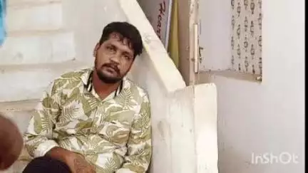 గాజువాక: న్యూ పోర్ట్ పోలీస్ స్టేషన్ పరిధిలో మద్యం మత్తులో ఇద్దరు యువకులు ఒక వ్యక్తిపై బీరు బాటిల్తో దాడి