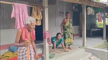 ময়নাগুড়ি: সরকারি সুযোগ-সুবিধা থেকে বঞ্চিত বিশেষ চাহিদা সম্পন্ন মেয়েকে নিয়ে কষ্টে দিন যাপন করছে রেলগেট এলাকার বাসিন্দা মদন মন্ডল