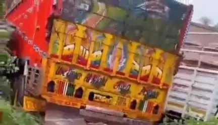 କେନ୍ଦୁଝର ସହର: ଦୁର୍ଘଟଣା ଘଟାଇ କାଞ୍ଜିପାଣି ଥାନା ଭିତରକୁ ପଶିଲା ବେପରୁଆ ଟ୍ରକ, ଟ୍ରକ ସହ ଅଭିଯୁକ୍ତ ଡ୍ରାଇଭର ଥାନାରେ ଅଟକ