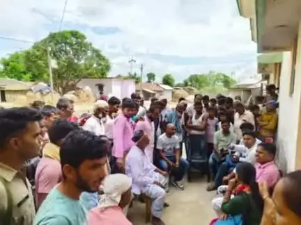 बहादुरगंज: बहादुरगंज प्रखंड के गुवाबाड़ी पंचायत में प्रशासन ने नाबालिग लड़की को बाल विवाह से बचाया