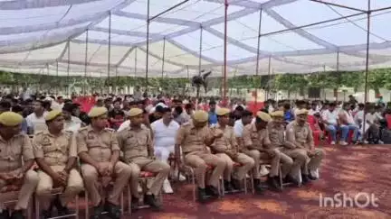 बिजनौर: पुलिस लाइन में आरक्षी प्रशिक्षण प्राप्त करने आए अभ्यर्थियों को एसपी ने संबोधित किया
