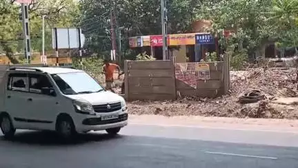 कानपुर: मंधना रेलवे लाइन चौकी के सामने महिला ने ट्रेन से कटकर आत्महत्या करने का किया प्रयास, पति और भाई ने बचाई जान