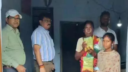 लोहरदगा: DSO ने कुटमु व तोड़ार में जनवितरण दुकानों का किया निरीक्षण, वितरण में पारदर्शिता सुनिश्चित करने का दिया निर्देश