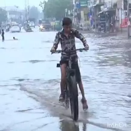ઘાટલોડિયા: ઘોડાસરમાં વરસાદી પાણી ભરાતા વિસ્તાર બેટમાં ફેરવાયો