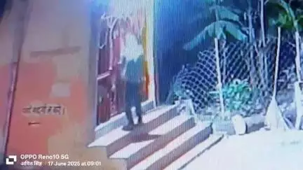 बिरसिंहपुर: CHC कोठी स्थित हनुमान मंदिर में चोरी, चांदी के तीन मुकुट चोरी, CCTV में कैद हुई वारदात