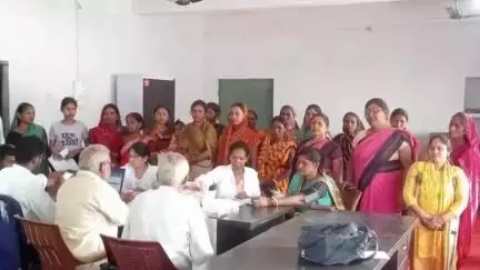 इटखोरी: इटखोरी और टोनाटांड पंचायत भवन में आयुष्मान कार्ड निर्माण शिविर का आयोजन