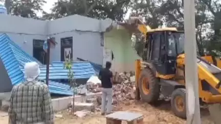 रेवाड़ी: रेवाड़ी में तोड़ा गया फॉर्म हाउस और चारदीवारी, डीटीपी ने कानूनी मंजूरी लेने की सलाह दी, पुलिस बल मौजूद रहा