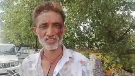 सिंधी कैंप में टोटके का नारियल फेंकने से मना करने पर दबंग ने बुजुर्ग को पीटा, थाने में रिपोर्ट दर्ज