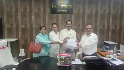 औरंगाबाद: मातृ-पितृ वंदन एवं लोक कलाकार भिखारी ठाकुर महोत्सव को कला सांस्कृतिक कैलेंडर में शामिल कराने के लिए डीएम को सौंपा गया