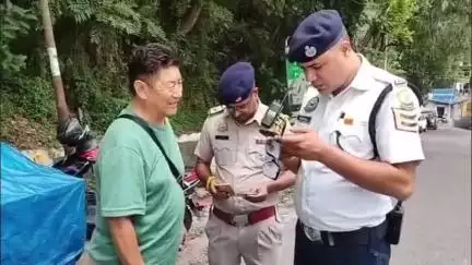 धर्मशाला: धर्मशाला के सेल्फी प्वाइंट पर यातायात नियमों की अवहेलना करने वालों के चालान काटे गए ट्रैफिक पुलिस द्वारा