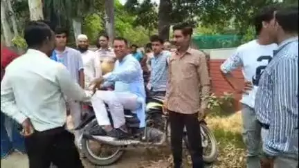 रूड़की: रुड़की में हरिद्वार रुड़की विकास प्राधिकरण के कार्यालय पर पहुंचे लोग, नियमों के अनुसार किया जा रहा मकान का निर्माण