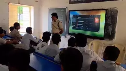 ప్యాపిలి జిల్లా పరిషత్ ఉన్నత పాఠశాలలో విద్యార్థులకు ట్రాఫిక్ నిబంధనలపై అవగాహన కార్యక్రమం