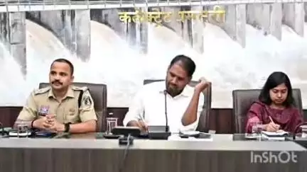 धमतरी: जिला मुख्यालय में कलेक्टर ने बैठक में कहा, स्कूल बसों में ओवरलोडिंग और मालवाहकों में यात्रियों के परिवहन पर होगी कार्रवाई