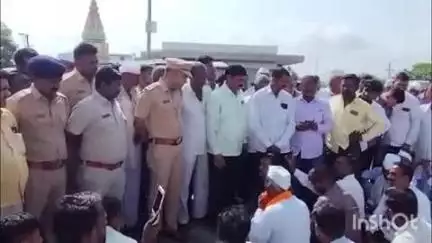 येवला: रानडुकरांच्या वाढत्या उपद्रवाच्या विरोधात संतप्त शेतकऱ्यांचा राजापूर येथे रास्ता रोको