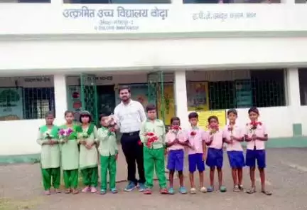 महेशपुर: पाकुड़ डीसी के निर्देश पर महेशपुर के विद्यालयों में स्कूली बच्चों का फूल देकर स्वागत किया जा रहा है