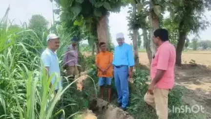 चौरीचौरा: जिला गन्ना अधिकारी ने ड्रिप सिंचाई यंत्र के फायदे बताए