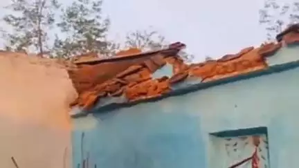 हटा: मड़ियादो के इंदिरा कॉलोनी में बारिश से गिरा घर का छप्पर, लोग बाल-बाल बचे