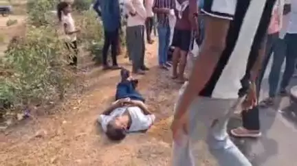 झांसी: रक्सा के बमेर गांव में शराब लेने जा रहे दो व्यक्तियों की मोटरसाइकिल छात्र की मोटरसाइकिल से टकराई, तीन लोग हुए घायल