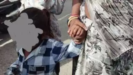 पाटी: बड़वानी जिले में हाट बाजार ड्यूटी पर तैनात पुलिसकर्मी ने बिछड़े मासूम बालक को सकुशल परिजनों से मिलाया