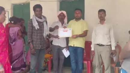 कुंदा: चन्द्री गोविंदपुर पंचायत सचिवालय में धरती आबा जनजातीय ग्राम उत्कर्ष अभियान के तहत शिविर का आयोजन