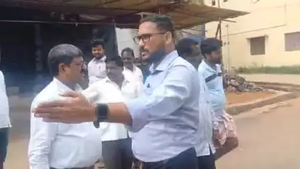 ಚಳ್ಳಕೆರೆ: ಡಿಎಂಎಫ್ ಅನುದಾನದಲ್ಲಿ ನಿರ್ಮಿಸಿದ ಡಾಂಬರ್ ರಸ್ತೆ ತಗ್ಗು-ಗುಂಡಿ; ನಾಯಕನಹಟ್ಟಿಯಲ್ಲಿ ಕಿತ್ತು ಹೋದ ರಸ್ತೆಗೆ ಆಕ್ರೋಶ#localissue