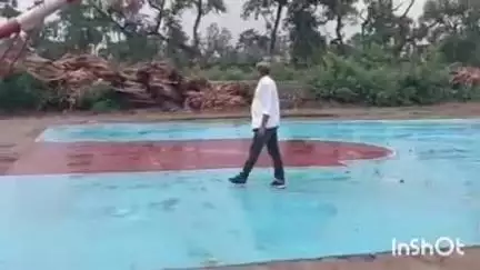 कुर्था: सचई खेल मैदान पहुंचकर कार्यक्रम पदाधिकारी ने मनरेगा योजना से बन रहे खेल मैदान का निरीक्षण किया