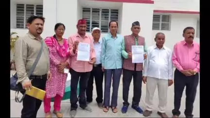 टिहरी: भूमि बंदोबस्त संघर्ष समिति नरेंद्रनगर ने भूमि बंदोबस्त की समस्या को लेकर डीएम को नई टिहरी में सौंपा ज्ञापन