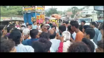 बिश्रामपुर: बिहार में शादी के नाम पर ठगी करने वाले गिरोह का भंडाफोड़, कोसियार गांव के ग्रामीणों ने पकड़कर पुलिस को सौंपा