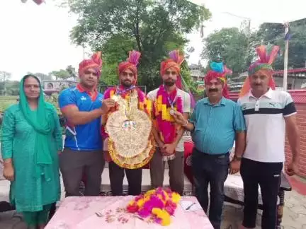 सुंदर नगर: डंब एंड डेफ ओलंपिक में चयनित विजय कुमार का घर पहुंचने पर जोरदार स्वागत