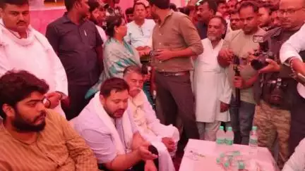 बड़हरिया: पूर्व उपमुख्यमंत्री तेजस्वी यादव वासिलपुर गांव पहुंचे, शहीद रामबाबु सिंह के परिजनों को दी सांत्वना