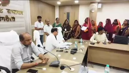 सिंगरौली: महिलाओं ने कलेक्टर से की शिकायत, कहा- आजीविका मिशन में अफसरों ने किया गबन, हमें कोई राशि नहीं मिली