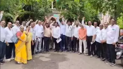 जळगाव: शिक्षकेतर पदभरती पूर्ववत करा: शिक्षकेतर कर्मचारी संघटनेचे जिल्हाधिकारी कार्यालयात प्रशासनाला निवेदन