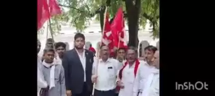 बलिया: संयुक्त वामदल के सदस्यों ने कलेक्ट्रेट पहुंचकर राष्ट्रपति को संबोधित दो सूत्रीय ज्ञापन डीएम के प्रतिनिधि को सौंपा